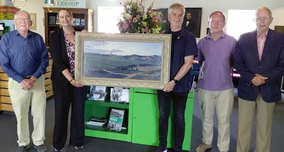 De overhandiging van het schilderij van Pieter de Zwart V.l.n.r: Maarten v.d Schaft, conservator Marjonne Kube, Harry Groenewegen, Leo v.d. Ende en Arjan den Heijer.